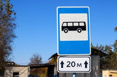Uluslararası yol işaretleri 'Otobüs Durağı' 20 metre sonra