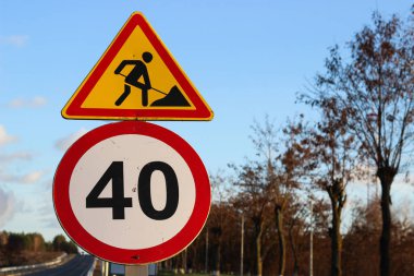 Uluslararası trafik işaretleri 'Yol Yapımı' ve 'Hız Sınırı'