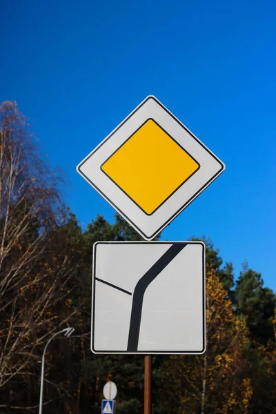 国际通行标志 优先道路 优先道路 — 图库照片