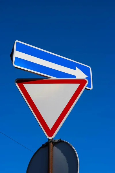 国际交通标志 和指示方向正确的标志 — 图库照片