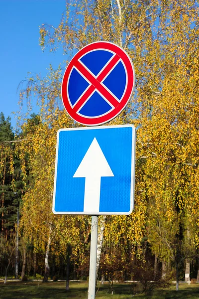 国际交通标志 禁止停车 单程通车 — 图库照片