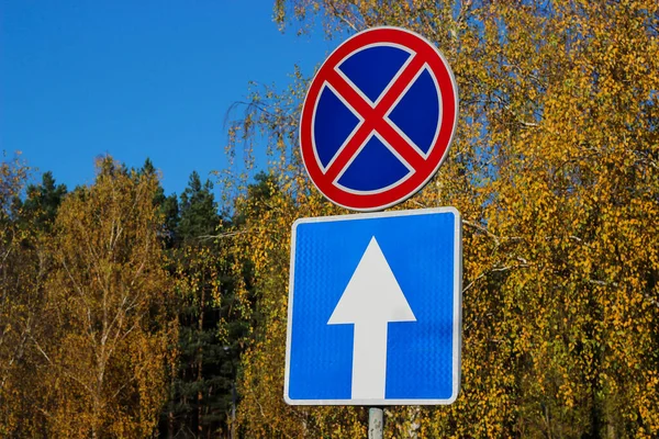国际交通标志 禁止停车 单程通车 — 图库照片