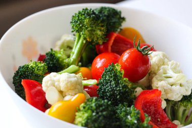 Brokolili taze sebze salatası, vişneli domates, dolmalık biber ve karnabahar. Sağlıklı yeme kavramı