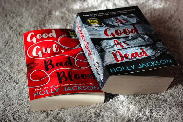 Varash, Ukrayna - 27 Ocak 2025. İyi kız, kötü kan ve Holly Jackson 'dan bir ölü kadar iyi, yakın çekim