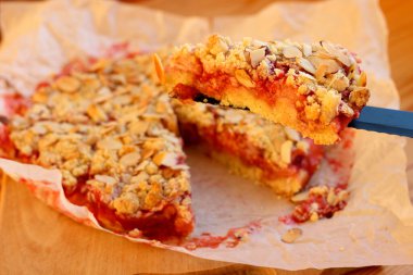 Köy parşömeninden alınmış ev yapımı çilekli turta, sulu böğürtlen dolgusu ve badem sosunu gösteriyor.