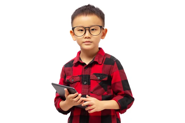 Niño Inteligente Usando Anteojos Sosteniendo Tableta Mirando Cámara Aislado Sobre — Foto de Stock