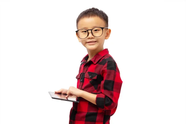拿着平板电脑学习的孩子 戴着眼镜 穿着红色衬衫 笑着看着被白色背景隔离的相机 — 图库照片