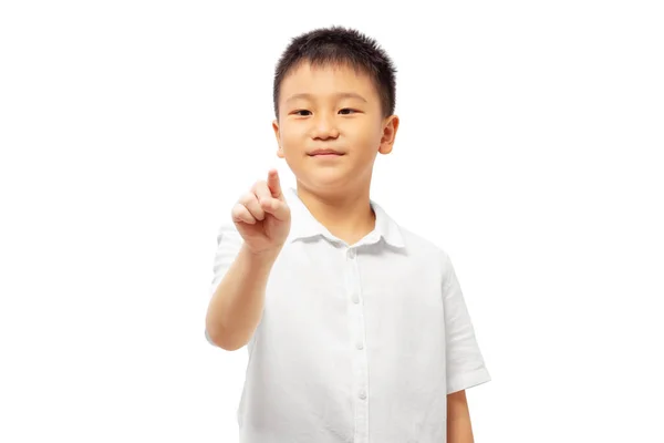 Criança Olhando Para Dedo Pressionando Apontando Vestindo Camisa Branca Isolada — Fotografia de Stock
