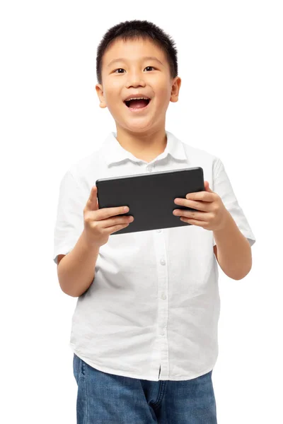 快乐的孩子学习和玩平板电脑 站在那里 穿着白色背景的白衬衫 — 图库照片
