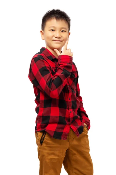 Smart Kid Lächelt Mit Dem Finger Kinn Trägt Rotes Hemd — Stockfoto