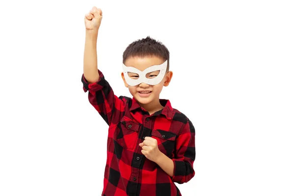 Happy Kid Pozowanie Superbohatera Maską Oczu Noszenie Czerwonej Koszuli Izolowane — Zdjęcie stockowe