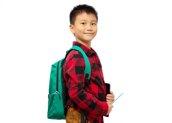 Glimlachend Kind Draagt Rood Shirt Met Schoolrugzak Geïsoleerd Witte Achtergrond — Stockfoto