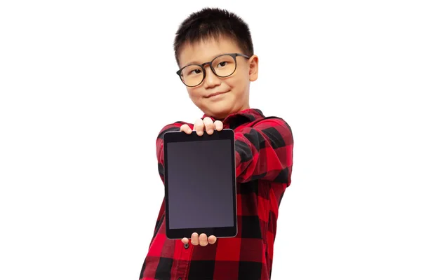 Dzieciak Trzyma Tabletkę Prezentacji Nosząc Okulary Czerwoną Koszulę Izolowane Białym — Zdjęcie stockowe