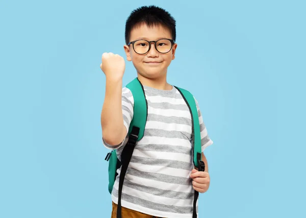 Dzieciak Uśmiechem Pięścią Górze Wygrywający Gest Ręki Niosący Plecak Szkolny — Zdjęcie stockowe