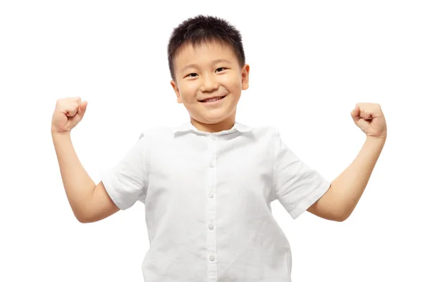 白い背景に隔離された白いシャツを着て 筋肉や強さを示す幸せな子供 — ストック写真