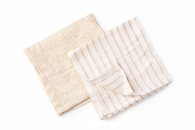 Katlanmış keten peçeteler beyaz arka planda izole edilmiş, üst görünümde.
