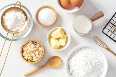 Pasta ya da fırın malzemeleri, tereyağı, un, şeker ve yumurta malzemelerini mermer mutfak masasında pişirmek, üst görünüm