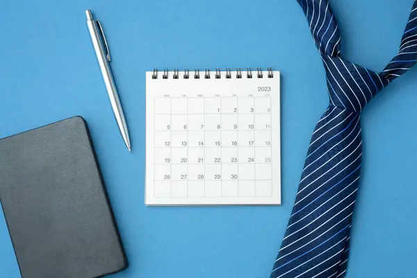 Kalender 2023 Mit Krawatte Notizbuch Und Stift Auf Blauem Hintergrund — Stockfoto