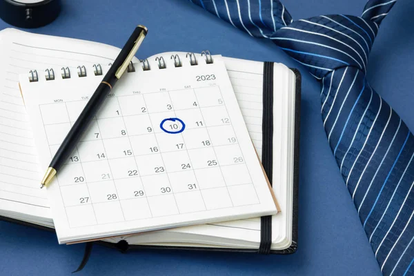 Stift Auf Kalender Mit Datum Und Krawatte Auf Dem Tisch — Stockfoto