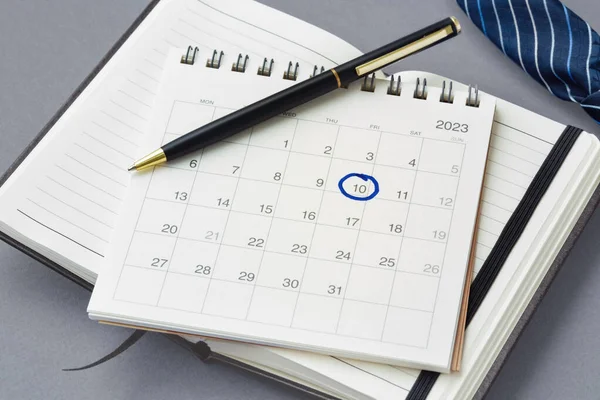 Stift Auf Kalender Mit Datum Besprechungstermin Terminplanung Oder Planung — Stockfoto