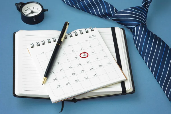 Stift Auf Kalender Mit Rot Markiertem Datum Und Krawatte Auf — Stockfoto