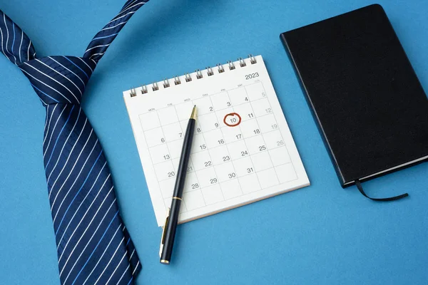 Kalender Mit Datum Und Krawatte Auf Blauem Hintergrund — Stockfoto