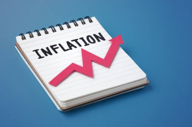 Koyu mavi arkaplanda kırmızı yükselen grafik ve dizüstü bilgisayarı olan enflasyon kavramı