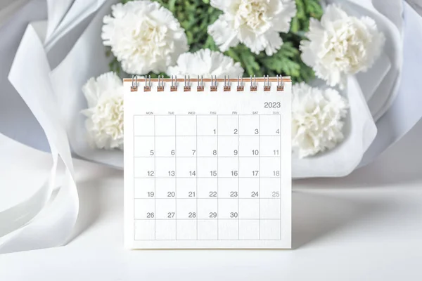 Calendário 2023 Com Flores Brancas Mesa — Fotografia de Stock