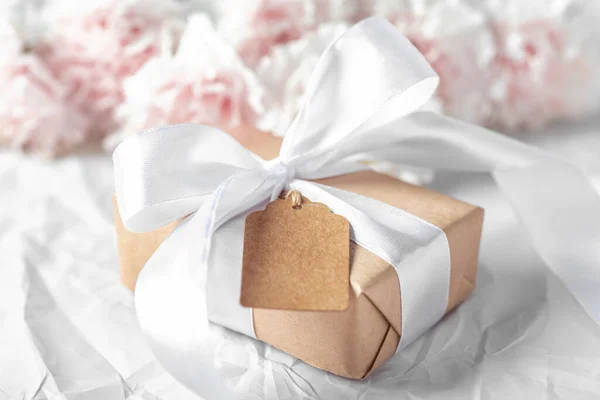 Κουτί Δώρου Λευκή Καφέ Ετικέτα Ροζ Λουλούδι Τσαλακωμένη Υφή — Φωτογραφία Αρχείου