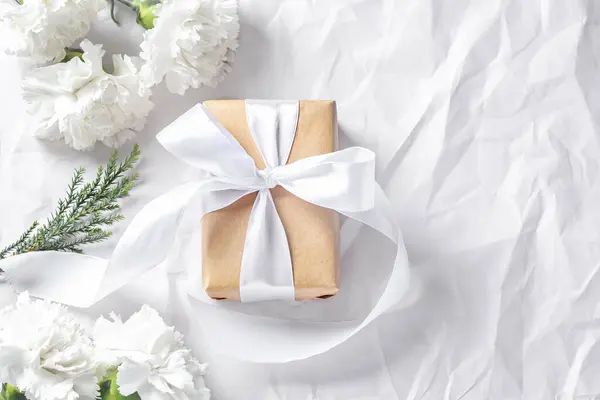 Caixa Presente Com Flor Branca Fundo Textura Amassada Flat Lay — Fotografia de Stock