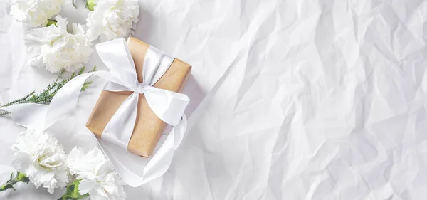 Coffret Cadeau Avec Arc Blanc Fleurs Sur Fond Texture Froissée — Photo