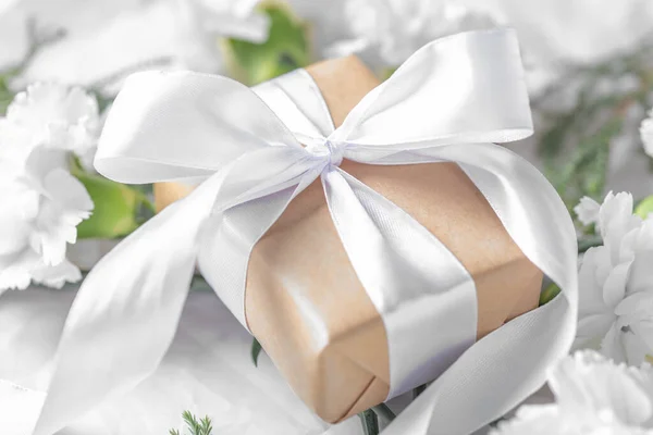 Κουτί Δώρου Τυλιγμένο Χαρτί Χειροτεχνίας Λευκό Φιόγκο Στα Λουλούδια Closeup — Φωτογραφία Αρχείου