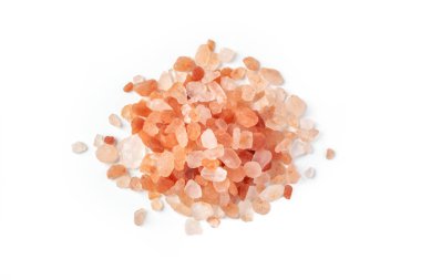 Himalaya pembe tuzu ahşap kasede, beyaz arka planda izole edilmiş kaşık, üst manzara