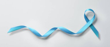 Açık gri arka planda mavi kurdele, dünya diyabet günü, prostat kanseri farkındalığı ayı ayı