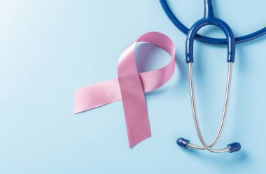 Mavi arka planda steteskoplu pembe kurdele, meme kanseri farkındalığı ayı