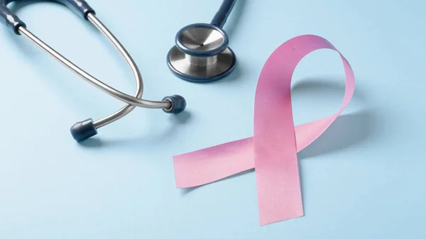 Nastro Rosa Con Stetoscopio Sfondo Blu Mese Sensibilizzazione Sul Cancro — Foto Stock