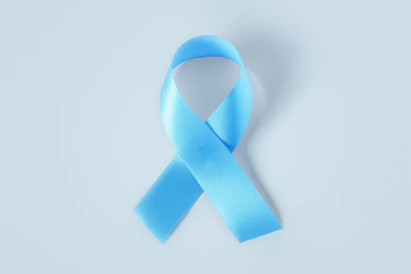 Cinta Azul Sobre Fondo Gris Claro Conciencia Del Cáncer Próstata — Foto de Stock