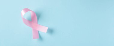 Göğüs kanseri farkındalığı mavi arka planda pembe kurdele
