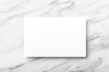 Beyaz mermer arka plan, düz çizgi üzerinde kartvizit modellemesi