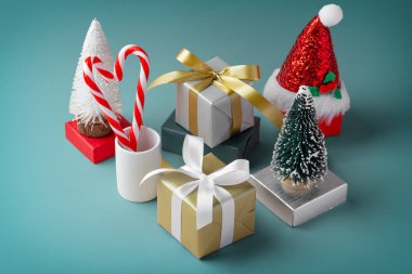 Yeşil arka planda şeker kamışlı Noel hediyesi ve süsleme