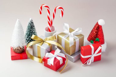 Açık bej arka planda şeker kamışlı Noel hediyesi ve süsleme