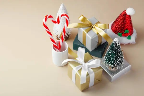 クリスマスの背景 キャンディー ケーン ハートが付いているギフト用の箱およびベージュの背景のXmasの装飾 コピー スペース — ストック写真