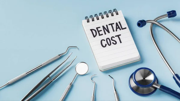 Cura Dentale Concetto Costo Del Trattamento Con Strumenti Dentali Sfondo Foto Stock