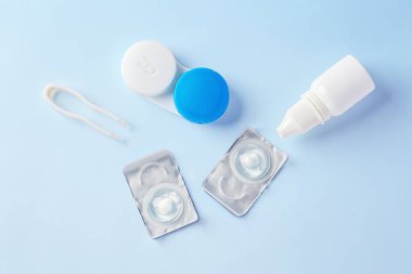 Temas lensleri ve göz damlaları mavi arkaplan, üst görünüm