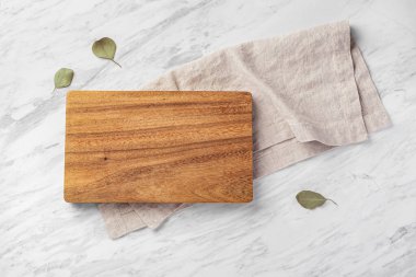 Ahşap tahta, mermer mutfak tezgahında keten peçete, üst manzara.