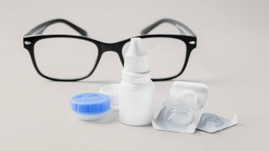 Bej arka planda gözlüklü kontak lens, çözüm ve kap