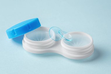 Kişi lensleri, açık mavi arkaplanda dosya ile yakın çekim