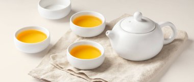 Bej arkaplanda keten kumaşlı çaydanlık seti