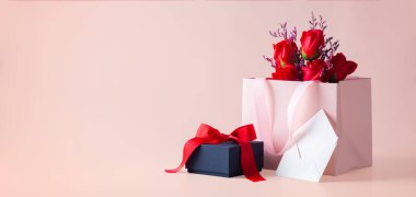 Zarfta gül buketi ve beyaz kart olan siyah hediye kutusu ve kağıt çanta, sevgililer günü arkaplanı, boşluk kopyala