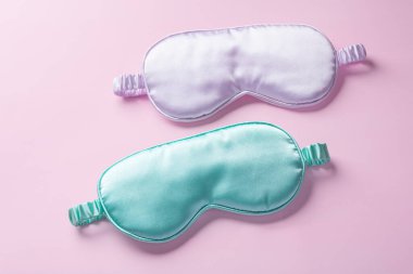 Pembe arkaplanda ipek uyku maskesi